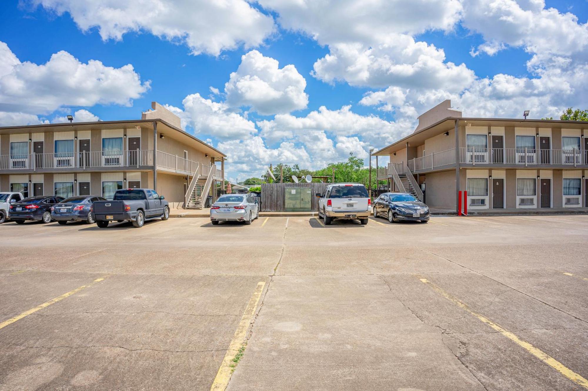 Regency Inn & Suites By Oyo Bay City Tx Exteriér fotografie